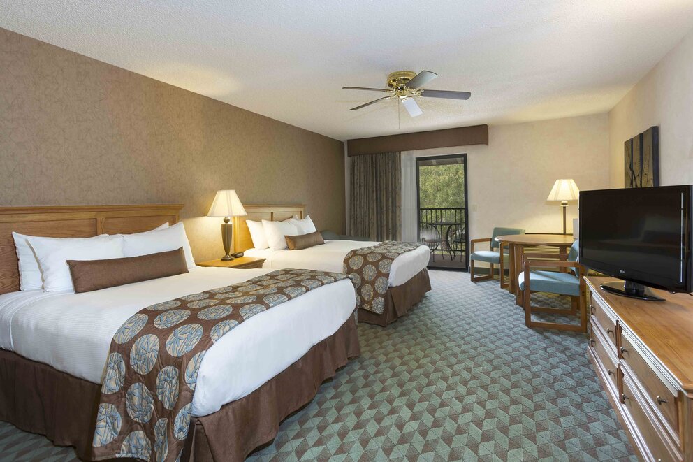 Double Queen Deluxe Guestroom